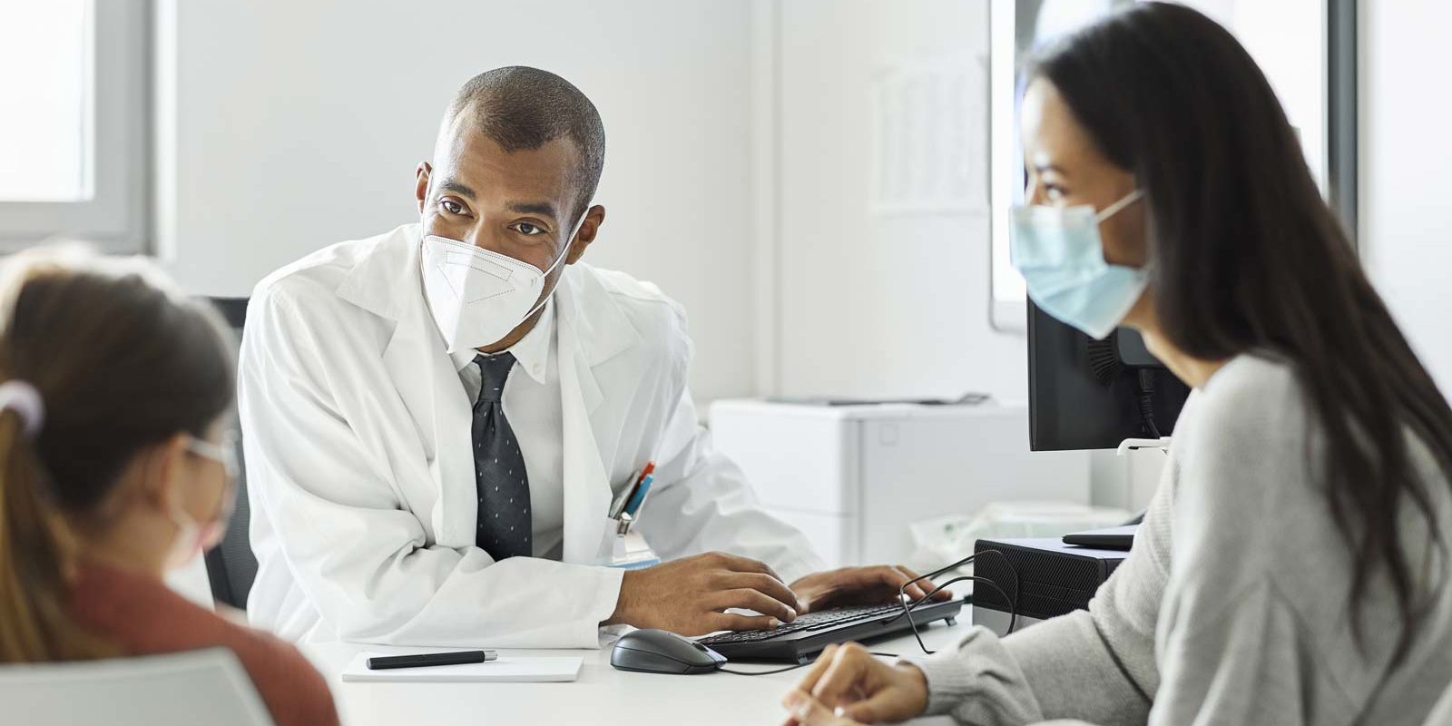 GettyImages-1296010562 Médecin et patientes