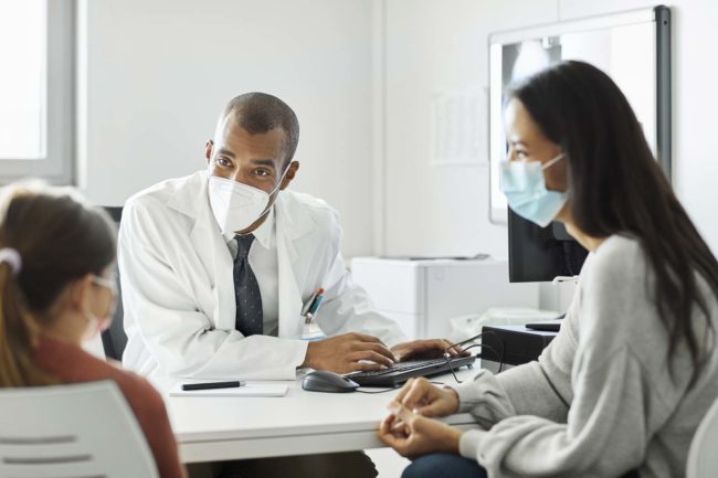 GettyImages-1296010562 Médecin et patientes