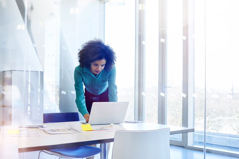 Une femme dans un bureau