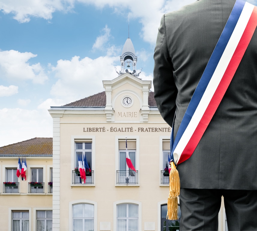 Un maire devant une mairie